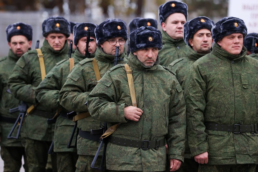 Frisch eingezogene Reservisten werden in einem Ausbildungslager in der russischen Region Swerdlowsk im Nötigsten unterrichtet.