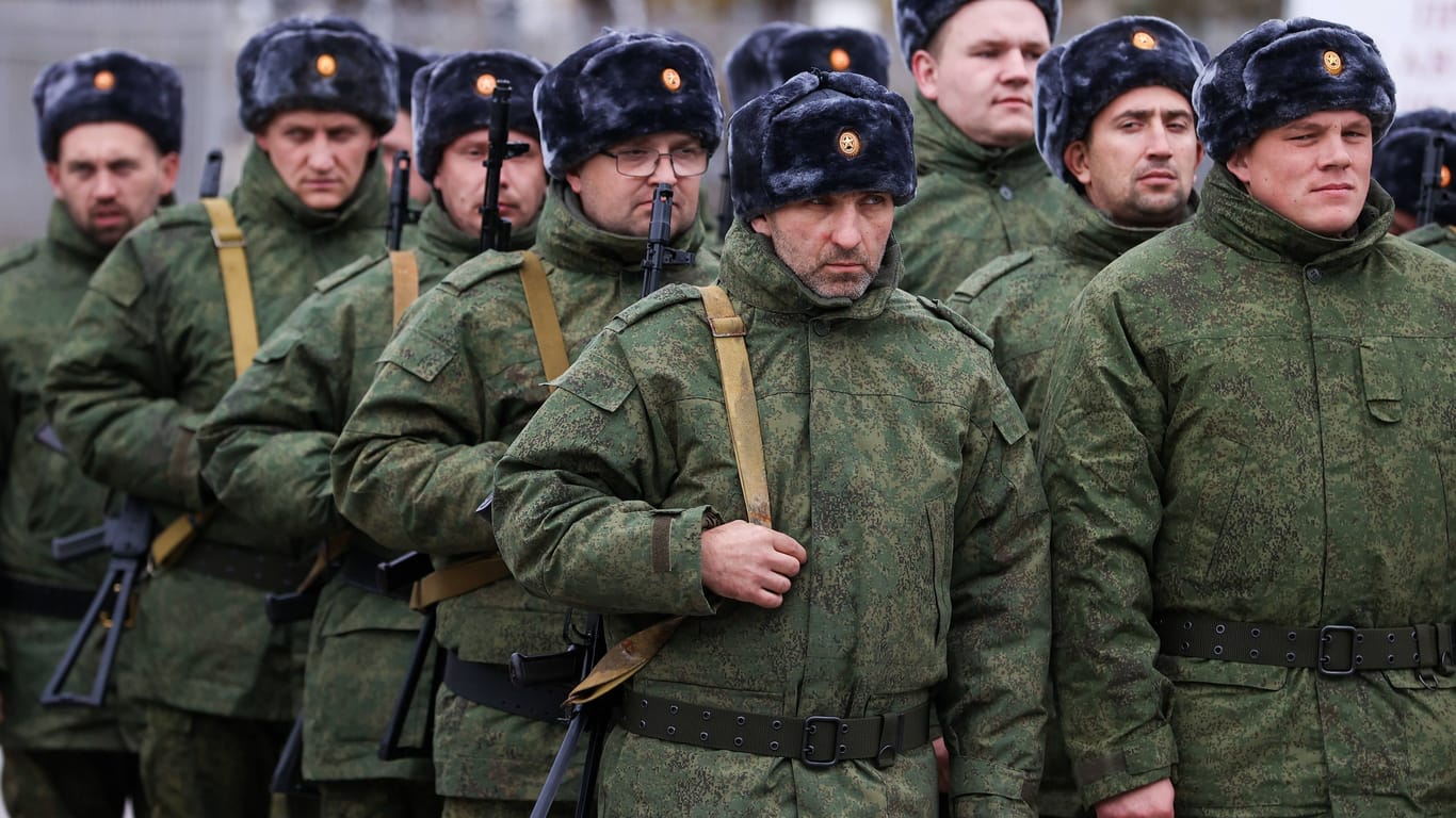 Frisch eingezogene Reservisten werden in einem Ausbildungslager in der russischen Region Swerdlowsk im Nötigsten unterrichtet.