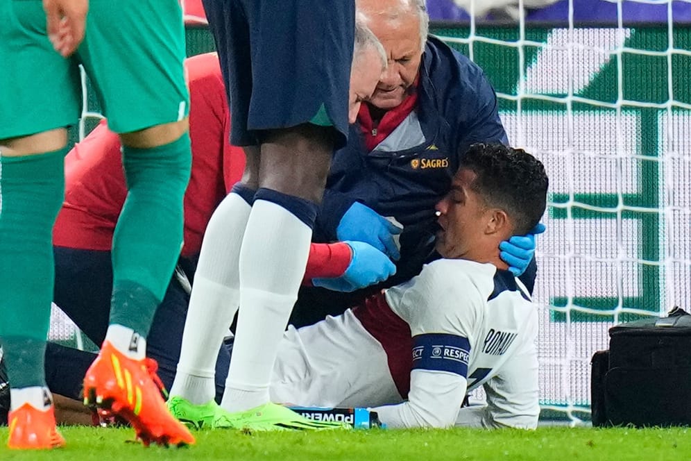 Cristiano Ronaldo: Der Kapitän der Portugiesen blutete nach einem Zusammenprall stark.