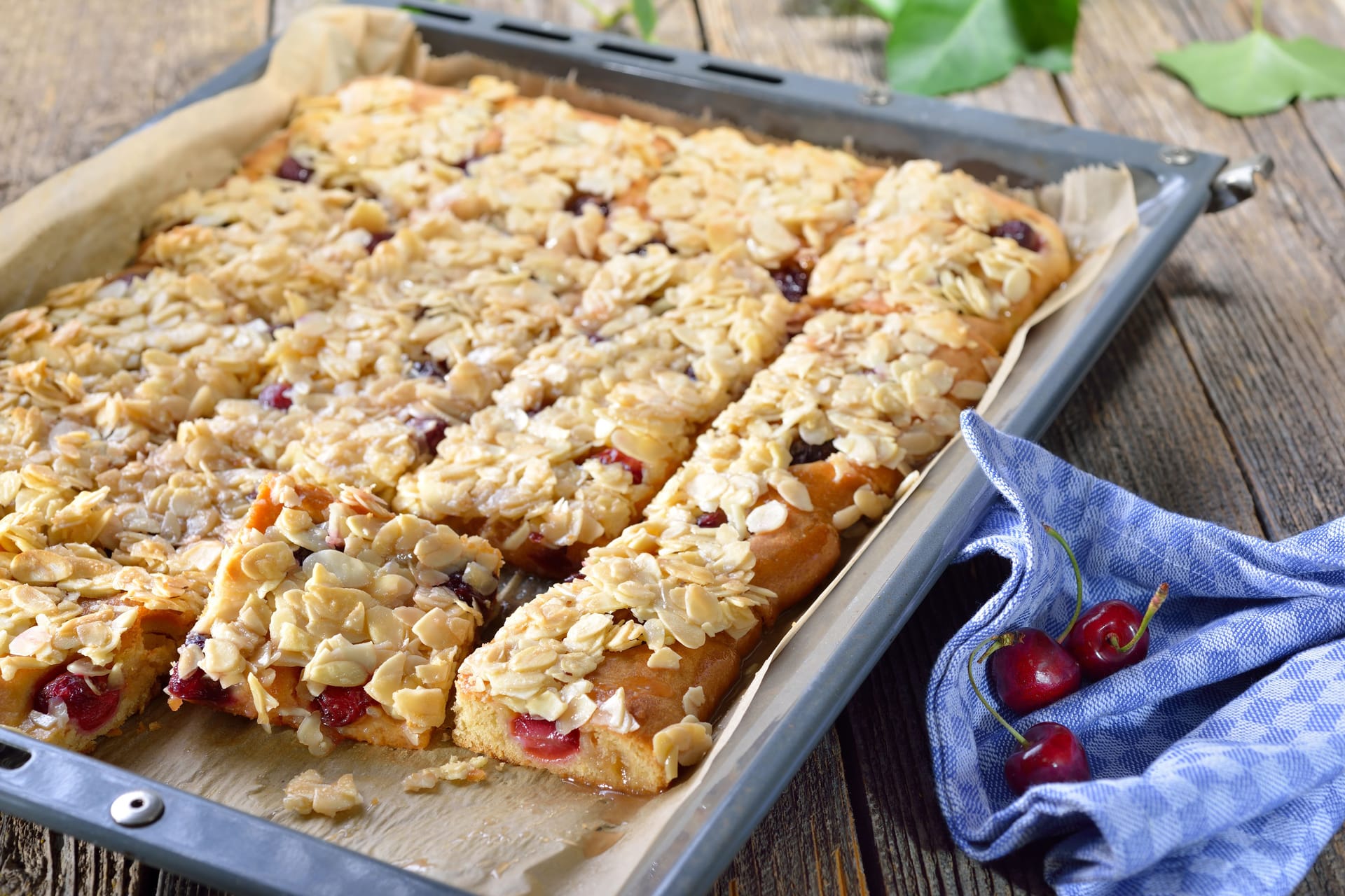 Kirschkuchen vom Blech: Die Kombination mit Mandeln schmeckt besonders lecker.