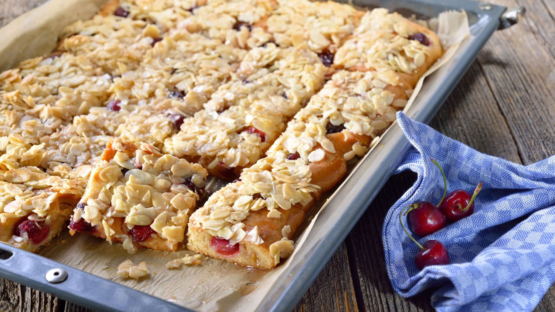 Kirschkuchen vom Blech: Die Kombination mit Mandeln schmeckt besonders lecker.