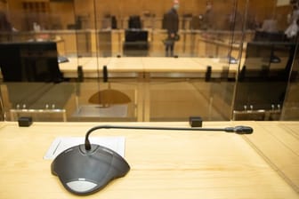 Ein Mikrofon in einem Gerichtssaal (Symbolfoto): Das Gericht in Izmir beschlagnahmte insgesamt 60 Millionen Euro von den Betrügern.