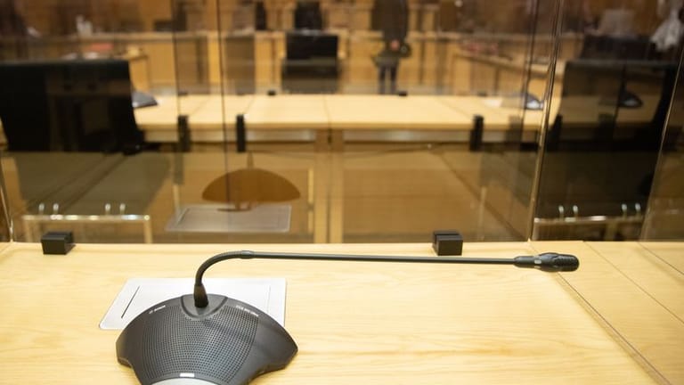 Ein Mikrofon in einem Gerichtssaal (Symbolfoto): Das Gericht in Izmir beschlagnahmte insgesamt 60 Millionen Euro von den Betrügern.