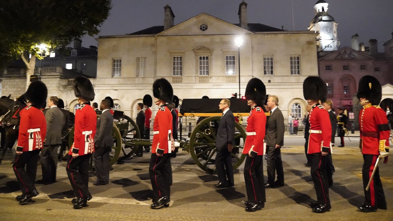 Mitglieder der Königsgarde marschieren bei einer Probe für die Prozession des Sarges von Königin Elizabeth II. vom Buckingham Palace zur Westmister Hall in London.