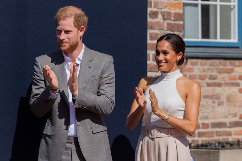 Harry und Meghan in Düsseldorf: Er ohne Krawatte, sie schulterfrei.