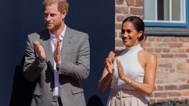 Harry und Meghan in Düsseldorf: Er ohne Krawatte, sie schulterfrei.