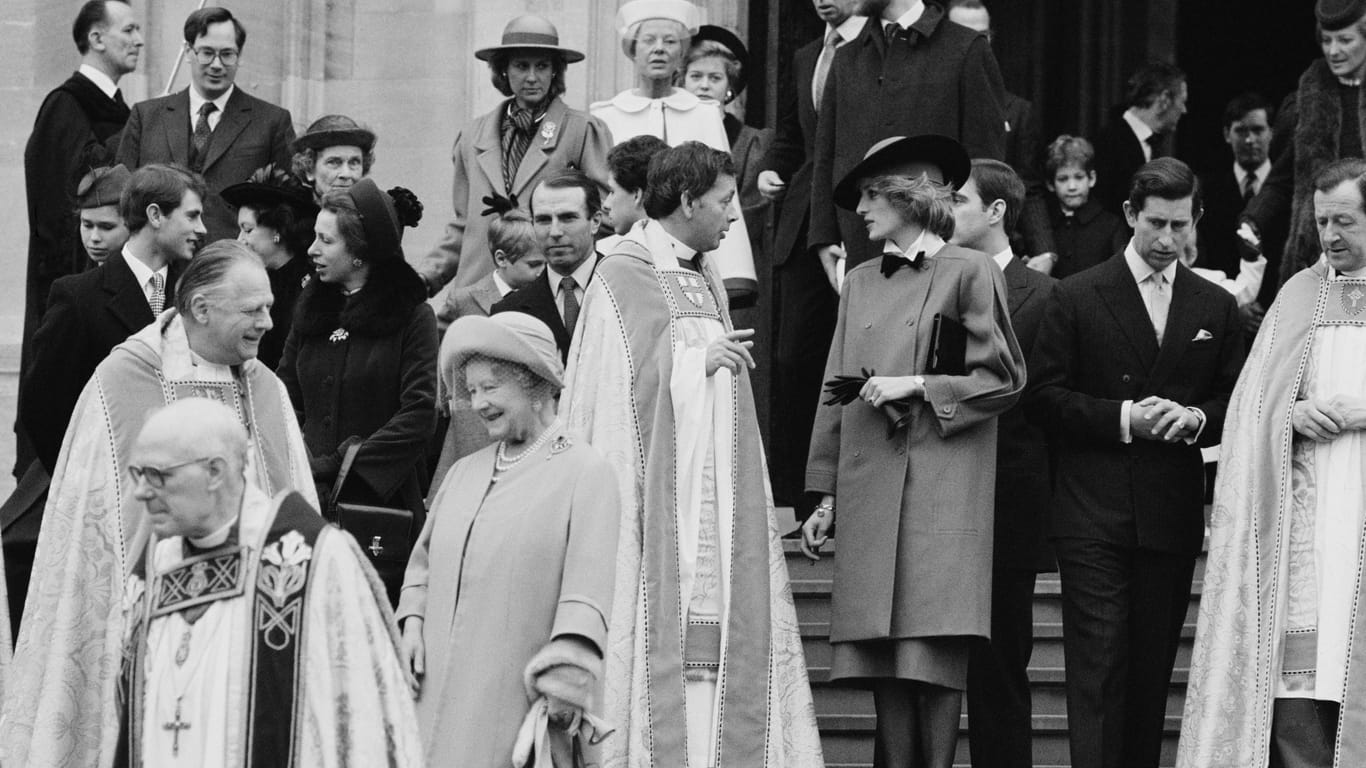Die Royal Family im Jahr 1984: Diana und Charles vorne, Andrew und Queen Mom links im Bild.