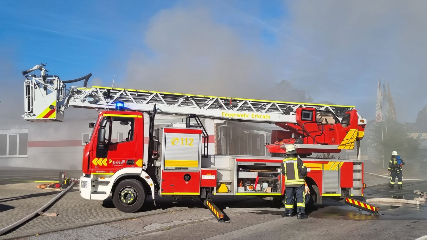 Großbrand in Erkrath: Der Feuerwehreinsatz erstreckte sich über mehrere Stunden.