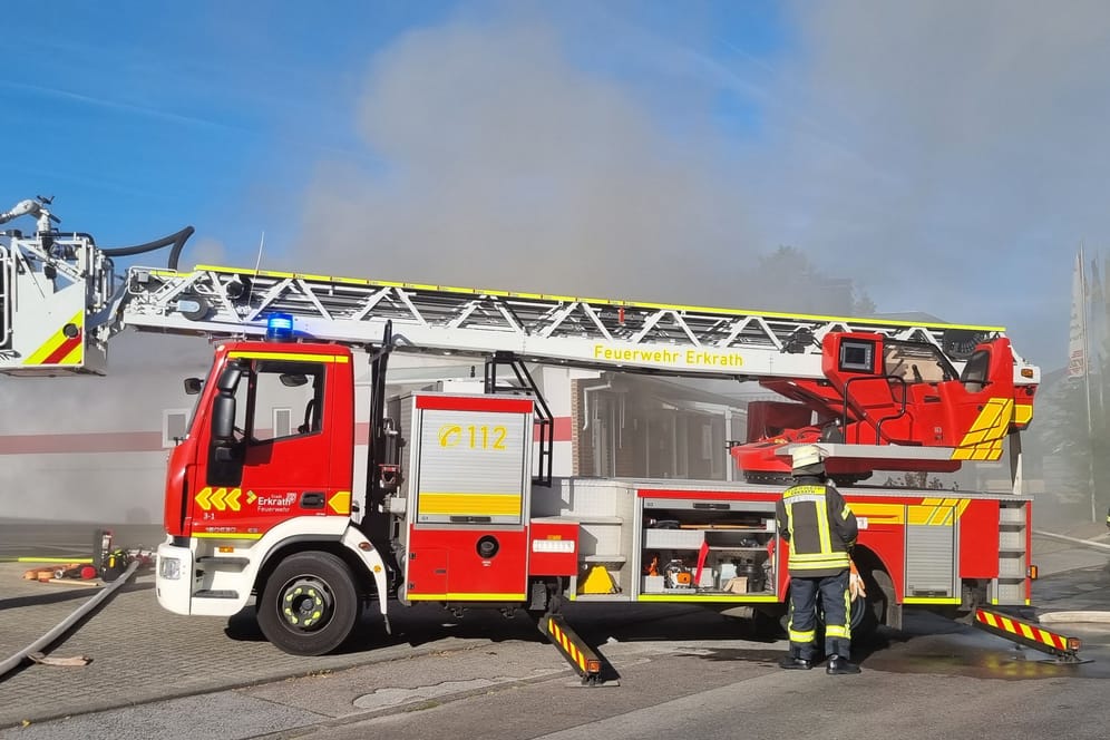 Großbrand in Erkrath: Der Feuerwehreinsatz erstreckte sich über mehrere Stunden.