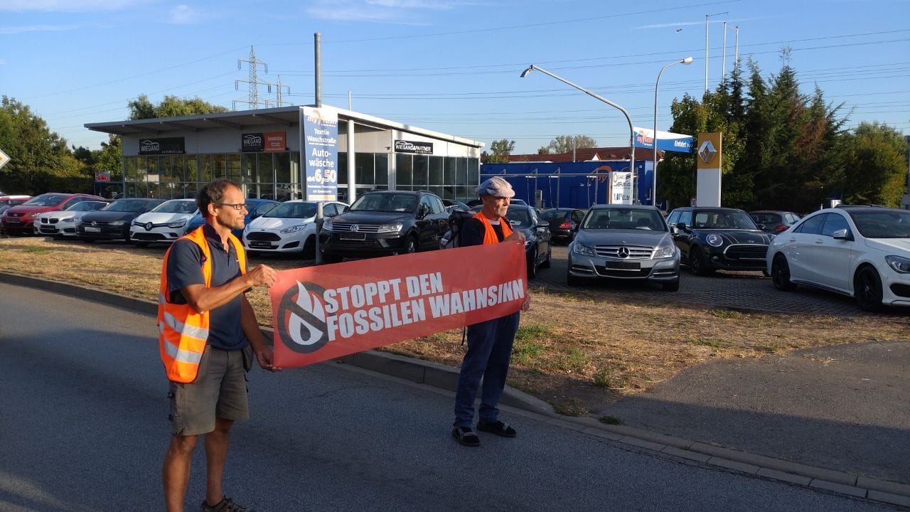 Die Demonstranten klebten sich an die Straße fest.