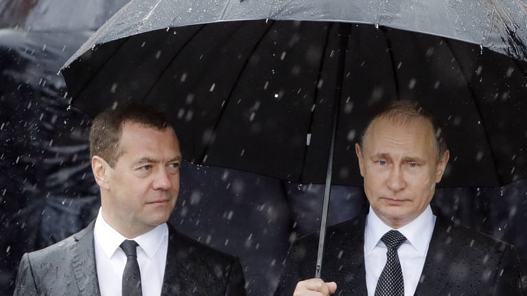 Wladimir Putin mit Dmitri Medwedew: Russland führt den Krieg im Notfall noch Jahre weiter, warnt Historiker Jörg Baberowski.