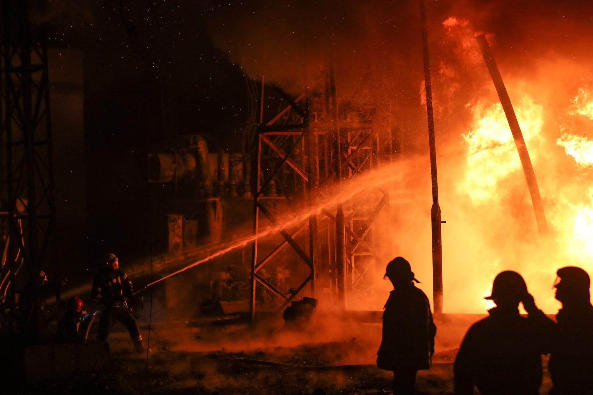 Die Feuerwehr arbeitet an einem Kraftwerk, das von russischen Bomben getroffen wurde.