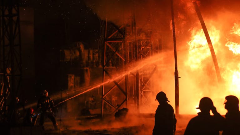 Die Feuerwehr arbeitet an einem Kraftwerk, das von russischen Bomben getroffen wurde.