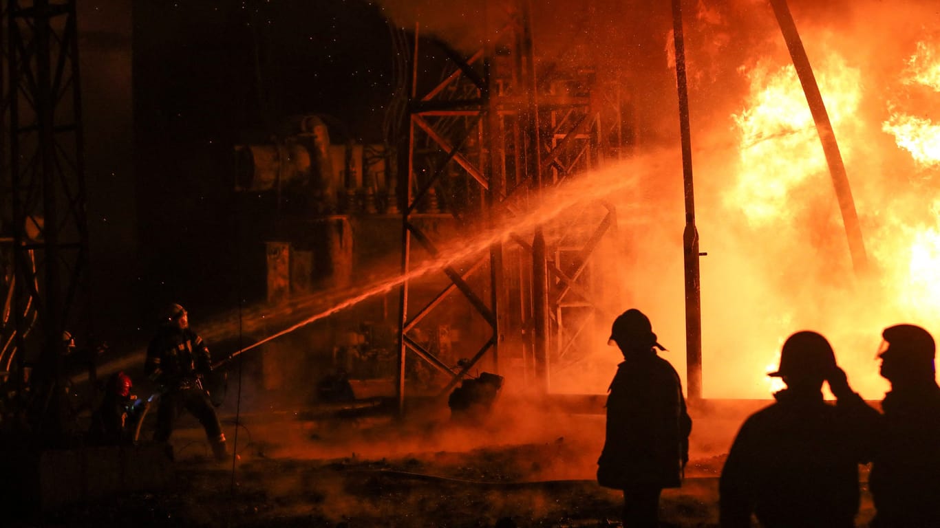 Die Feuerwehr arbeitet an einem Kraftwerk, das von russischen Bomben getroffen wurde.