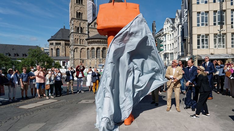 "Walking Bag" von Erwin Wurm in Bonn