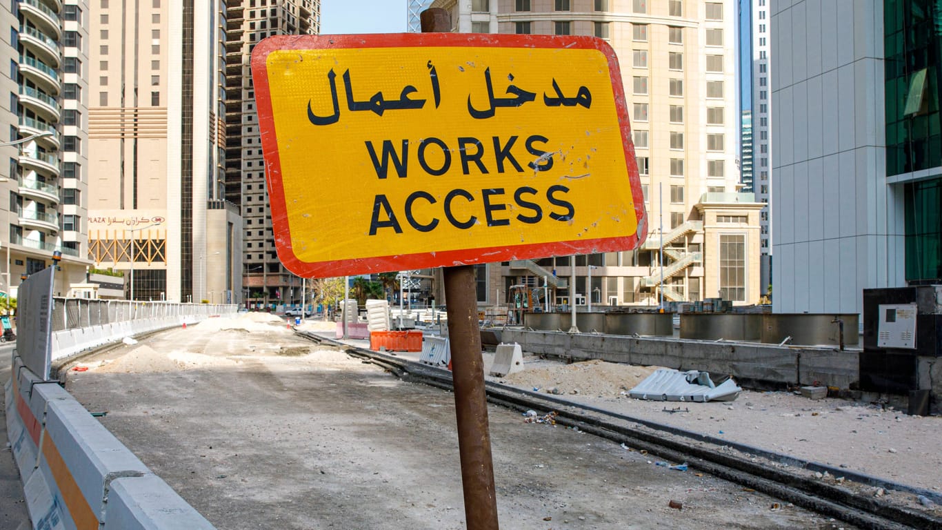 Schild an einer Baustelle in Doha: Tausende Arbeiter sollen im Zuge der Vorbereitungen auf die WM 2022 ums Leben gekommen sein.