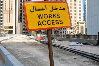 Schild an einer Baustelle in Doha: Tausende Arbeiter sollen im Zuge der Vorbereitungen auf die WM 2022 ums Leben gekommen sein.