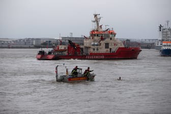 Die Feuerwehr in Hamburg bei einer Rettungsübung in der Elbe (Archivbild): Die Zahl der Badetoten in der Hansestadt ist gesunken.