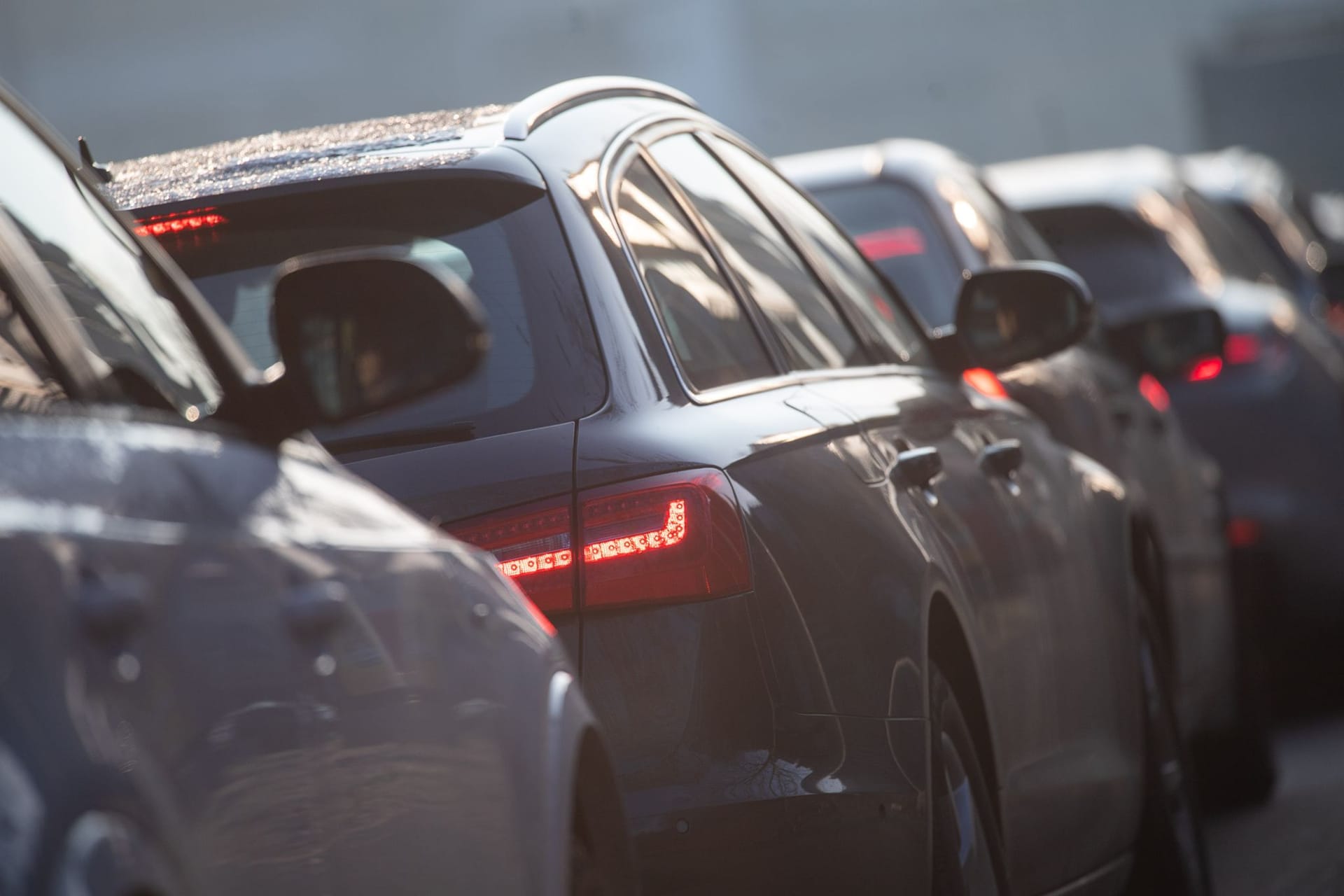 Autos stehen im Stau (Symbolbild): Zum Ferienanfang nimmt der Verkehr in NRW zu.