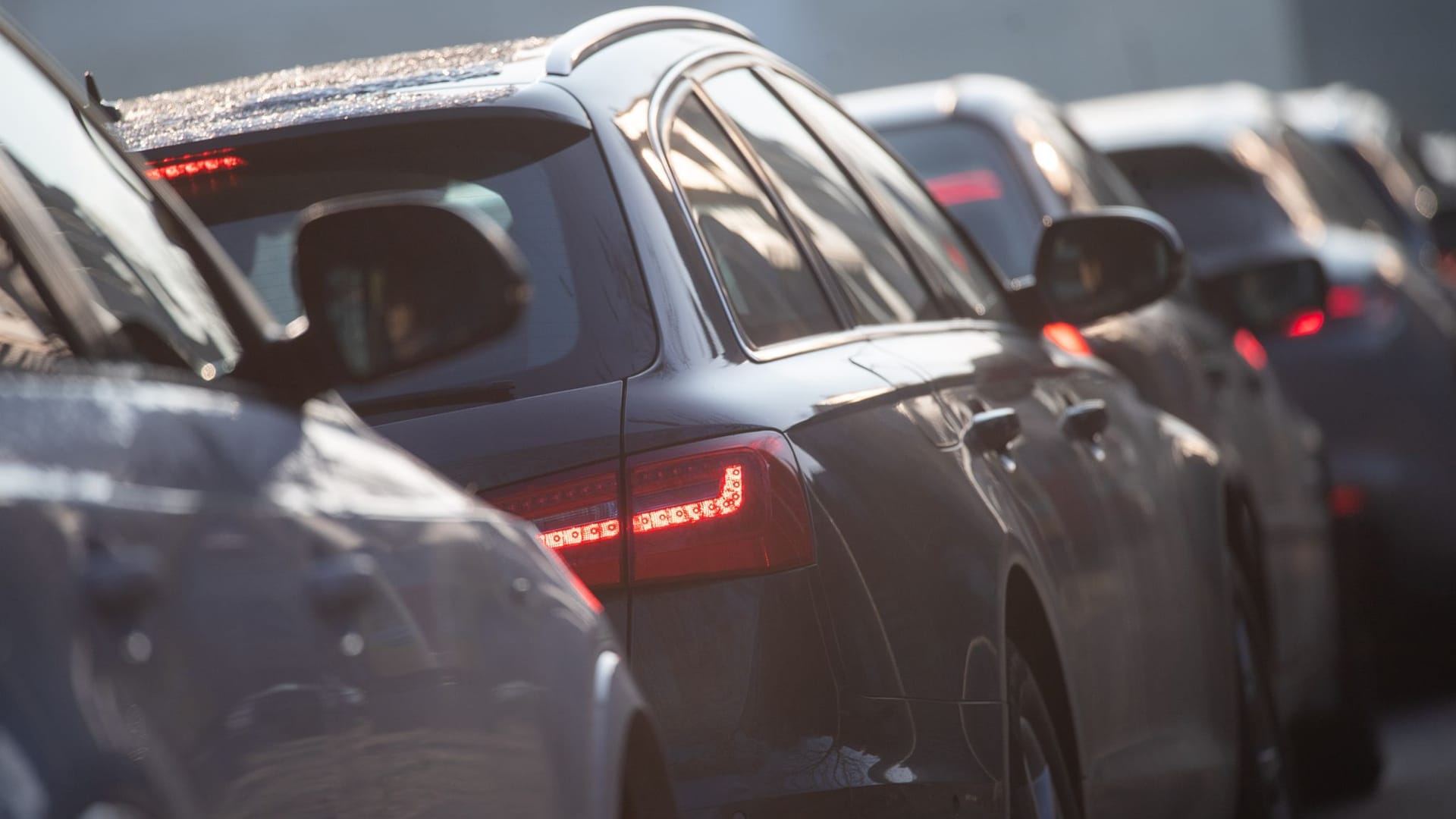 Autos stehen im Stau (Symbolbild): Zum Ferienanfang nimmt der Verkehr in NRW zu.