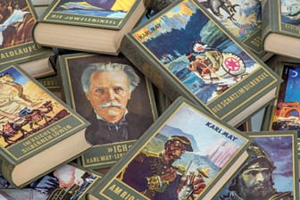 Alte Karl-May-Bücher, unter anderem der Wildwestroman "Der Schatz im Silbersee", in dem auch Winnetou vorkommt.