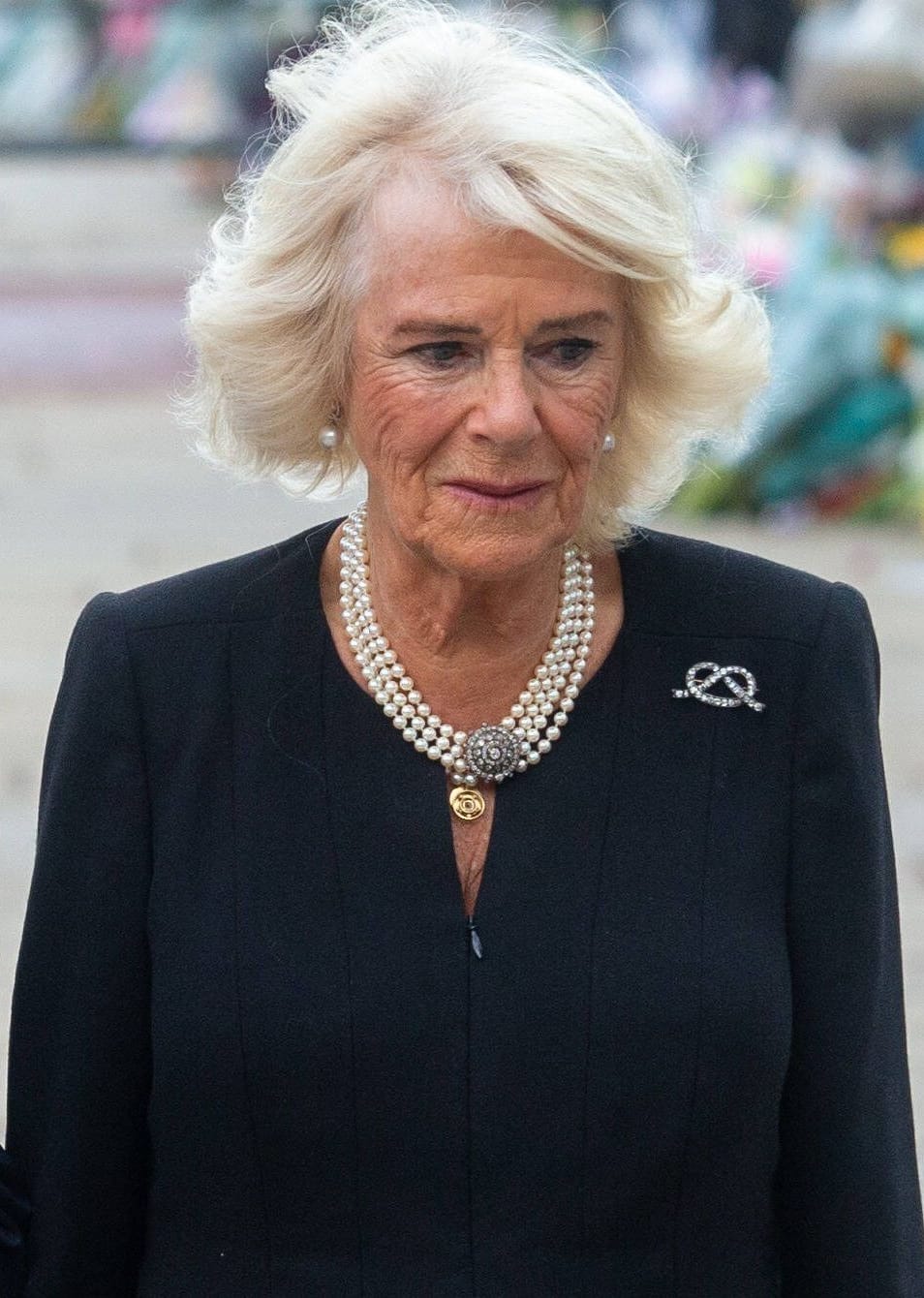 Königsgemahlin Camilla setzte auf Perlenschmuck.