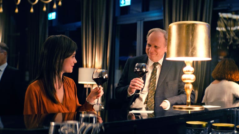 "Tatort" aus Wiesbaden: Eva (Anna Unterberger) und Felix Murot (Ulrich Tukur) gönnen sich einen Wein an der Hotelbar.