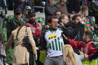 Ordnungskräfte mussten aggressive Werder-Fans beim Spiel gegen den FC Augsburg in Schach halten.