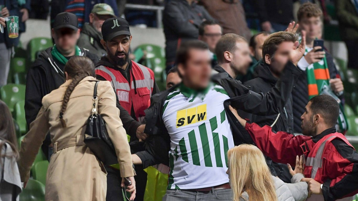 Ordnungskräfte mussten aggressive Werder-Fans beim Spiel gegen den FC Augsburg in Schach halten.