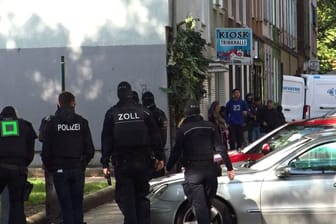 Zollbeamte während einer Razzia in der Dortmunder Nordstadt: Vier Personen wurden verhaftet.