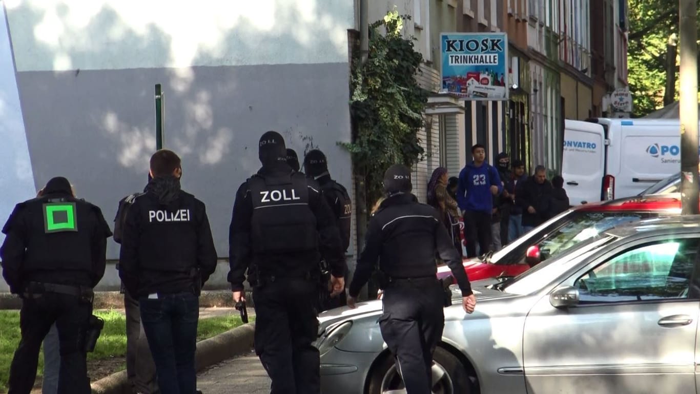 Zollbeamte während einer Razzia in der Dortmunder Nordstadt: Vier Personen wurden verhaftet.