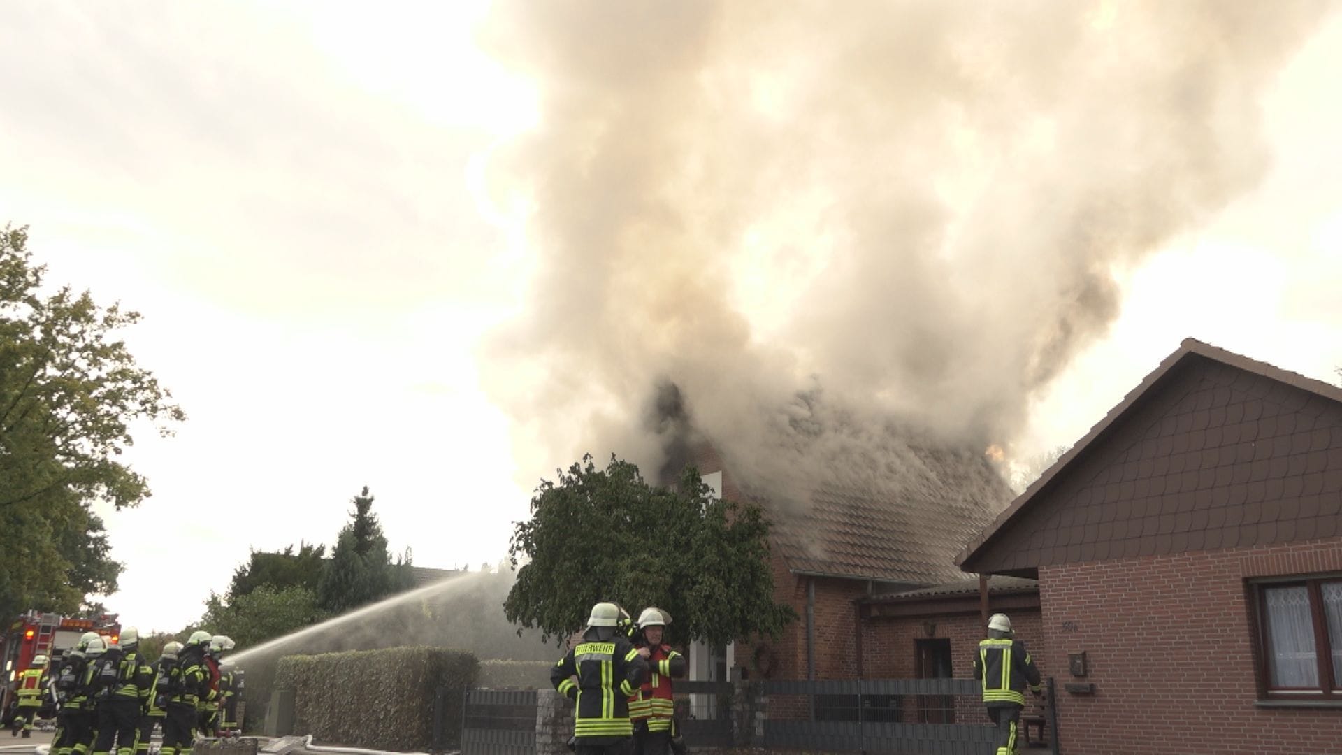 Das Feuer breitete sich im ganzen Haus aus. Das Feuer breitete sich im ganzen Haus aus.