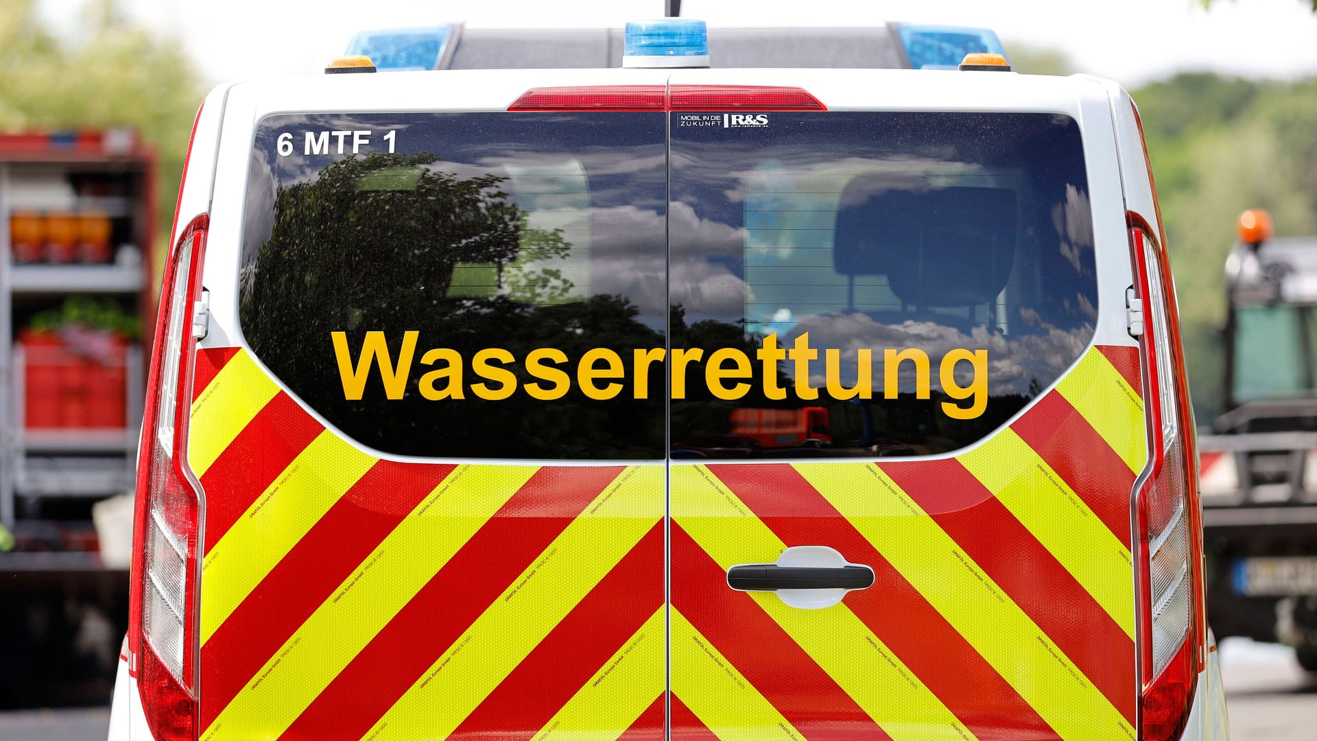 Einsatzfahrzeug der Wasserrettung: Über die Identität der Person lagen zunächst keine Informationen vor.