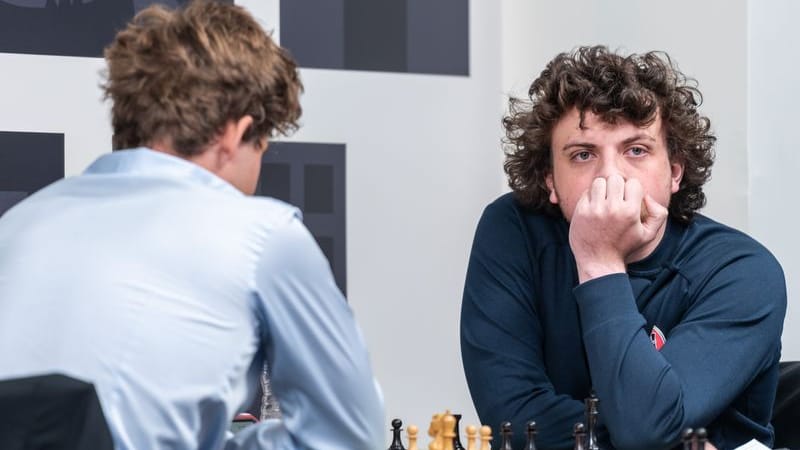 HANDOUT - 04.09.2022, USA, St. Louis: Magnus Carlsen (l) aus Norwegen sitzt Hans Niemann aus den USA in der dritten Runde vom Schachturnier Sinquefield Cup im Saint Louis Chess Club gegenüber. Foto: Crystal Fuller/Saint Louis Chess Club/dpa - ACHTUNG: Nur zur redaktionellen Verwendung und nur mit vollständiger Nennung des vorstehenden Credits +++ dpa-Bildfunk +++