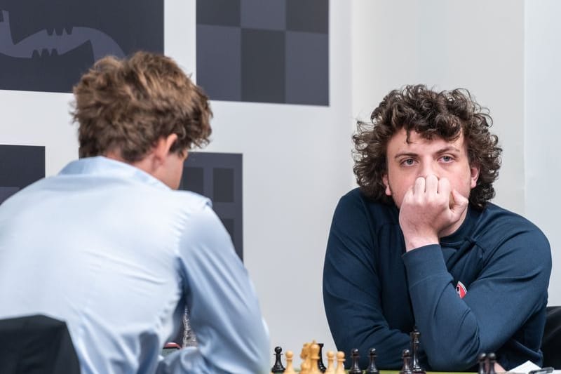 HANDOUT - 04.09.2022, USA, St. Louis: Magnus Carlsen (l) aus Norwegen sitzt Hans Niemann aus den USA in der dritten Runde vom Schachturnier Sinquefield Cup im Saint Louis Chess Club gegenüber. Foto: Crystal Fuller/Saint Louis Chess Club/dpa - ACHTUNG: Nur zur redaktionellen Verwendung und nur mit vollständiger Nennung des vorstehenden Credits +++ dpa-Bildfunk +++