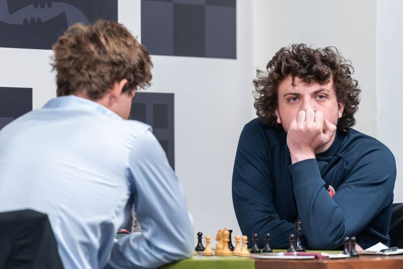 HANDOUT - 04.09.2022, USA, St. Louis: Magnus Carlsen (l) aus Norwegen sitzt Hans Niemann aus den USA in der dritten Runde vom Schachturnier Sinquefield Cup im Saint Louis Chess Club gegenüber. Foto: Crystal Fuller/Saint Louis Chess Club/dpa - ACHTUNG: Nur zur redaktionellen Verwendung und nur mit vollständiger Nennung des vorstehenden Credits +++ dpa-Bildfunk +++