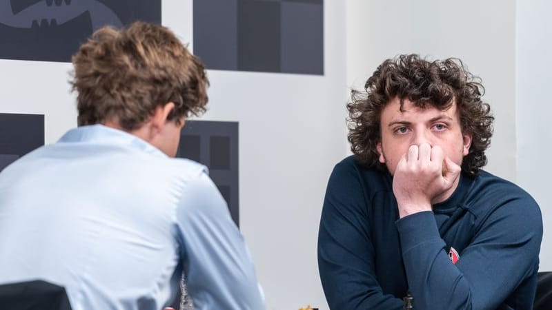 HANDOUT - 04.09.2022, USA, St. Louis: Magnus Carlsen (l) aus Norwegen sitzt Hans Niemann aus den USA in der dritten Runde vom Schachturnier Sinquefield Cup im Saint Louis Chess Club gegenüber. Foto: Crystal Fuller/Saint Louis Chess Club/dpa - ACHTUNG: Nur zur redaktionellen Verwendung und nur mit vollständiger Nennung des vorstehenden Credits +++ dpa-Bildfunk +++