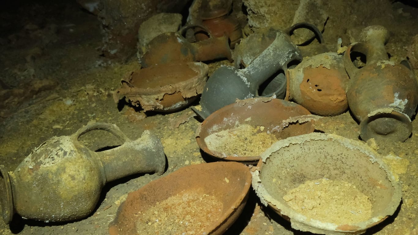 Artefakte in der Grabkammer: Einige wurden bereits gestohlen.
