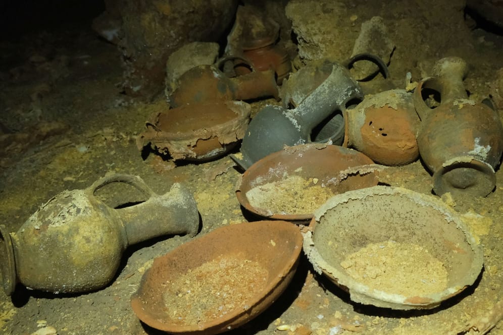 Artefakte in der Grabkammer: Einige wurden bereits gestohlen.
