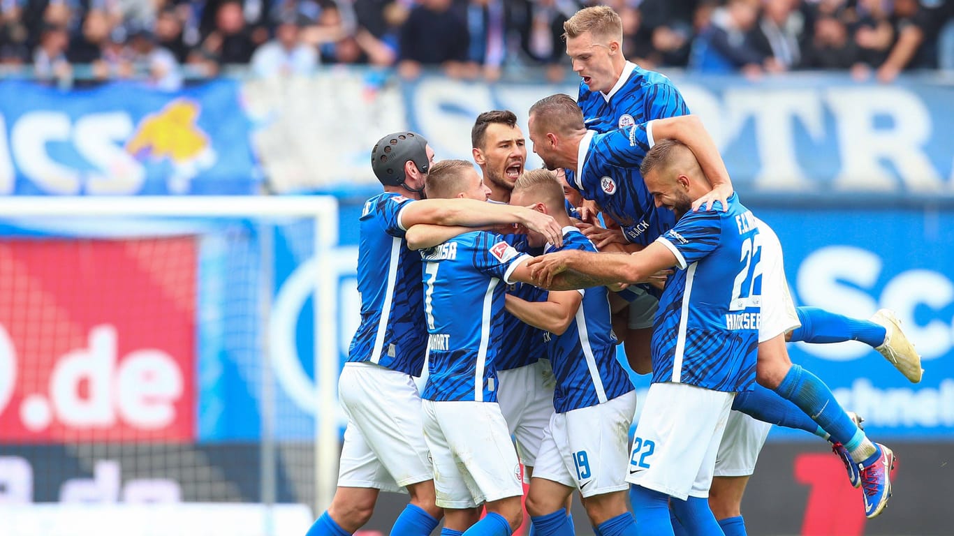Hansas Spieler feiern den Sieg gegen Magdeburg: Das Spiel endete klar zugunsten der Rostocker.