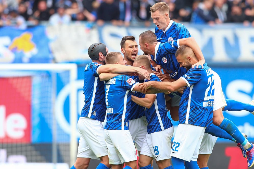 Hansas Spieler feiern den Sieg gegen Magdeburg: Das Spiel endete klar zugunsten der Rostocker.