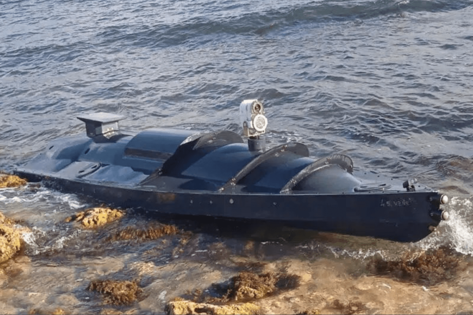 Das mysteriöse Boot: In der Nähe der russischen Marinebasis auf der Krim ist ein unbemanntes Boot angespült worden.