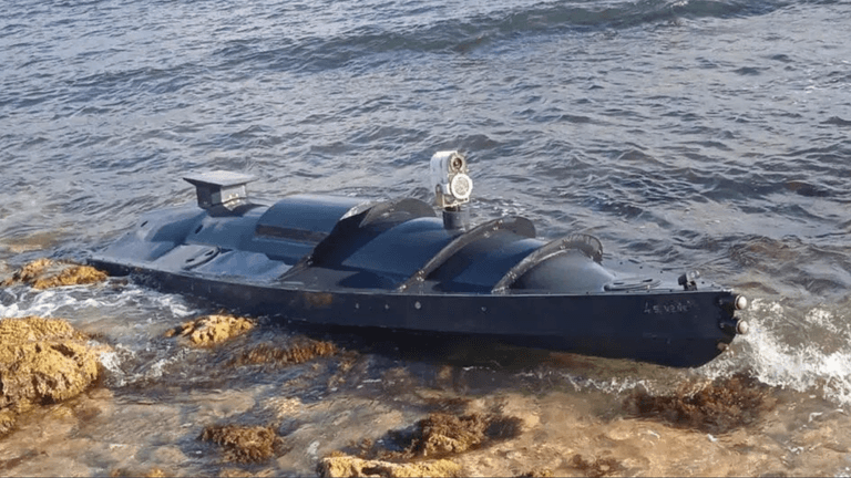 Das mysteriöse Boot: In der Nähe der russischen Marinebasis auf der Krim ist ein unbemanntes Boot angespült worden.