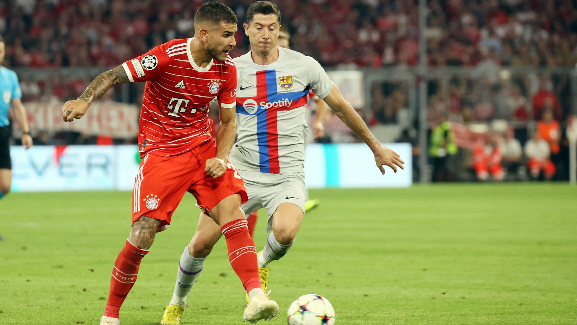 Lucas Hernández (l.) im Duell mit Robert Lewandowski: Der Franzose fällt wohl wochenlang aus.