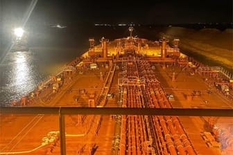 Das Schiff "Affinity V" im Suezkanal: Der Öltanker lief am Mittwoch auf Grund.