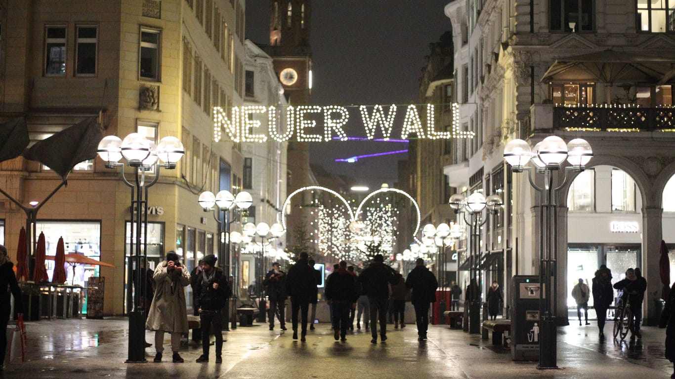 Weihnachtsbeleuchtung in der Geschäftsstraße Neuer Wall in der Hamburger Innenstadt: Sie soll auch in diesem Jahr erstrahlen.