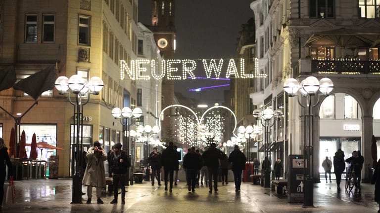 Weihnachtsbeleuchtung in der Geschäftsstraße Neuer Wall in der Hamburger Innenstadt: Sie soll auch in diesem Jahr erstrahlen.