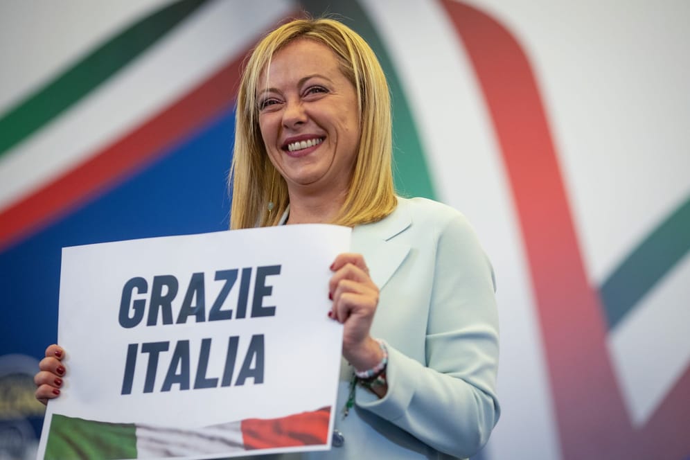 Giorgia Meloni, Vorsitzende der rechtsradikalen Partei Fratelli d'Italia (Brüder Italiens), hält ein Schild mit der Aufschrift "Grazie Italia" ("Danke Italien"): Ihr rechtsnationales Bündnis hat die Parlamentswahl gewonnen.