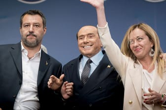Bis zuletzt mischte Berlusconi in der italienischen Politik mit. Zwar verlor seine Partei "Forza Italia" im Lauf der Jahre an Bedeutung, 2022 kam sie unter Giorgia Meloni (rechts) als deren kleiner Partner aber erneut in die Regierung.