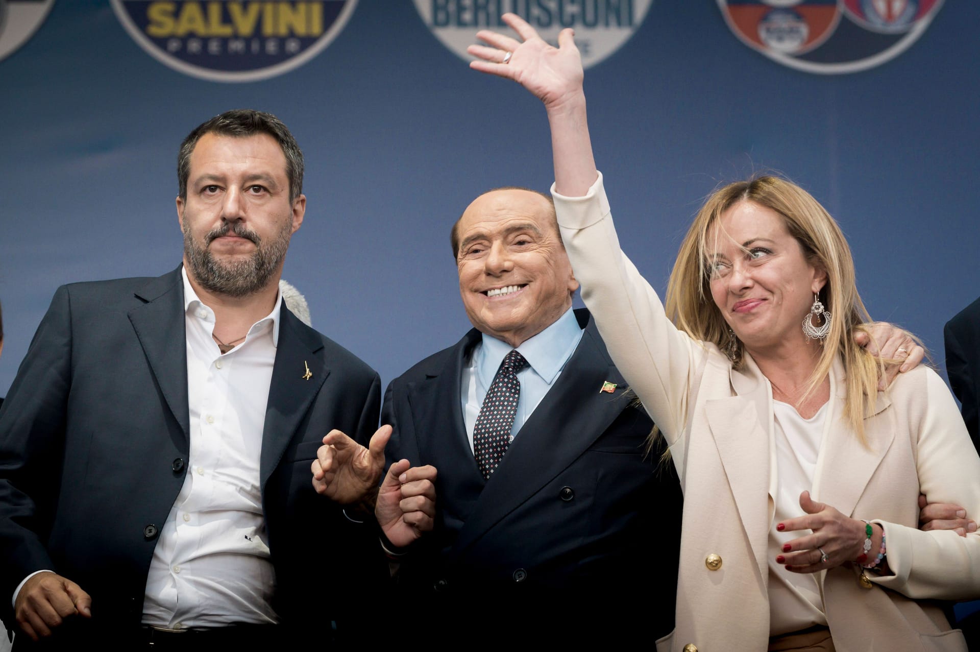 Bis zuletzt mischte Berlusconi in der italienischen Politik mit. Zwar verlor seine Partei "Forza Italia" im Lauf der Jahre an Bedeutung, 2022 kam sie unter Giorgia Meloni (rechts) als deren kleiner Partner aber erneut in die Regierung.
